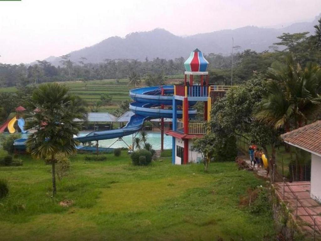 Green Valley Resort Purwokerto Bagian luar foto