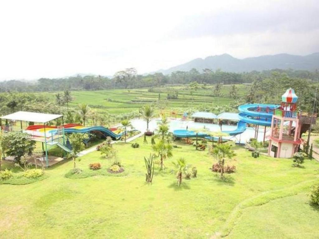 Green Valley Resort Purwokerto Bagian luar foto