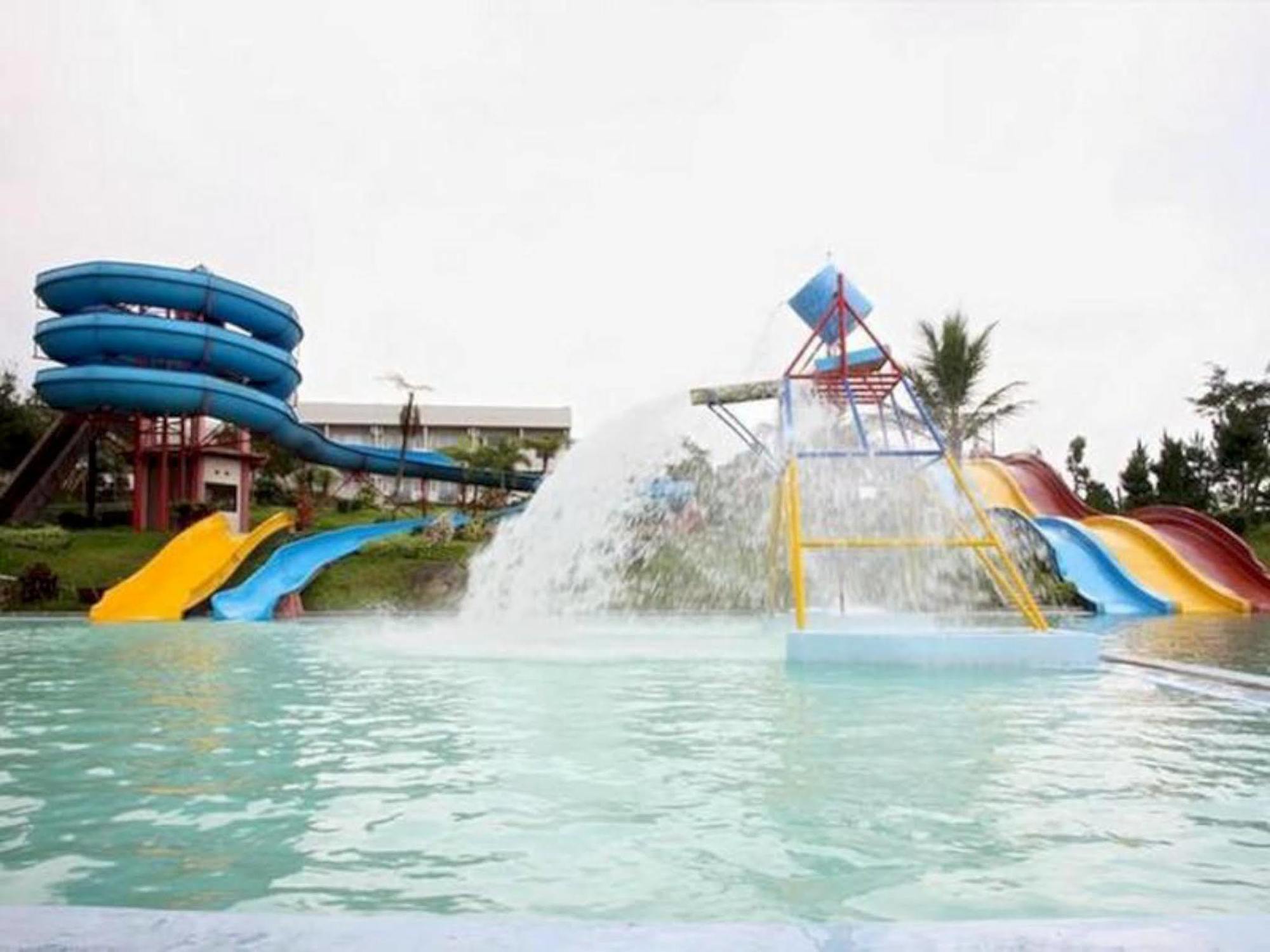 Green Valley Resort Purwokerto Bagian luar foto